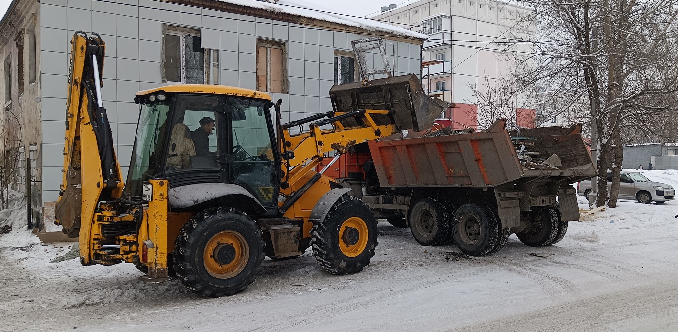 Уборка и вывоз строительного мусора, ТБО с помощью экскаватора и самосвала в Верхнеуральске